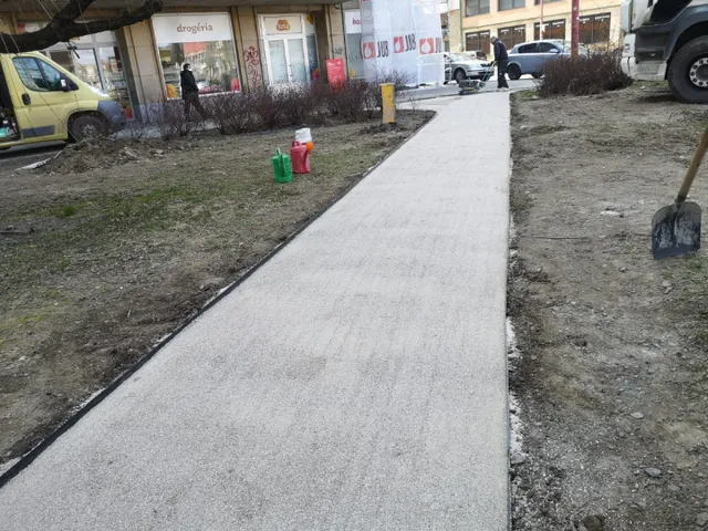Stavba mlátového chodníka na Krížnej a Karadžičovej ulici v Bratislave obrázok číslo 4